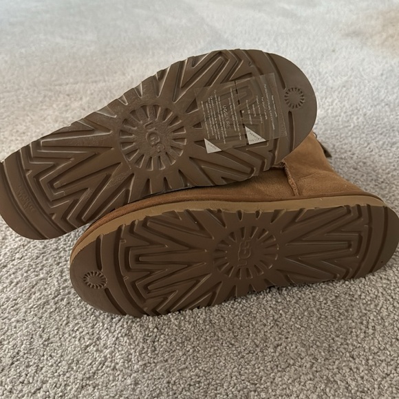 Brand New With Tags Classic Short Zip Uggs - Picture 3 of 5